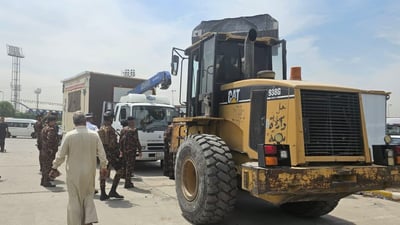 صور: الوحش الأصفر يقتلع الأكشاك المخالفة قرب مديرية تسجيل المركبات في بغداد