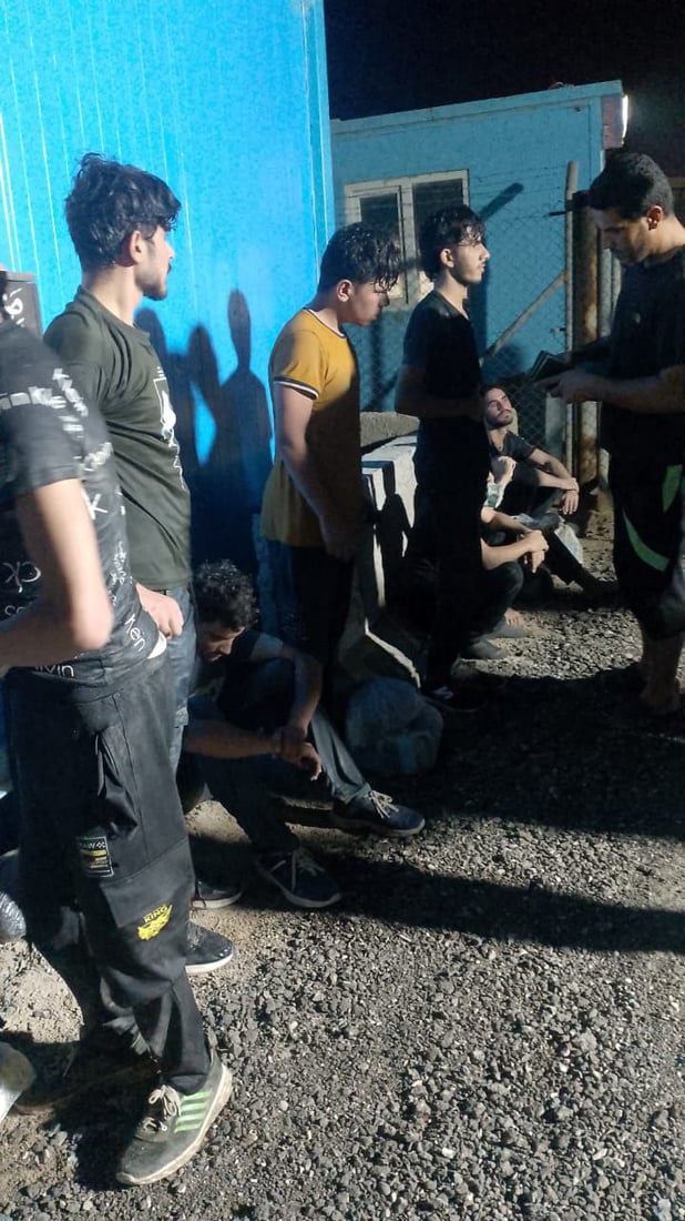 صور: ضبط 23 متسللاً باكستانياً داخل “تنكر” مياه في الفاو
