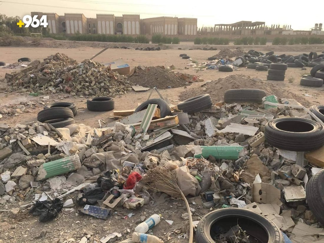 صور “قبل وبعد” لمحيط جامعة الكوفة.. شاب يحول “المزبلة” الى ملاعب ومساحات خضراء