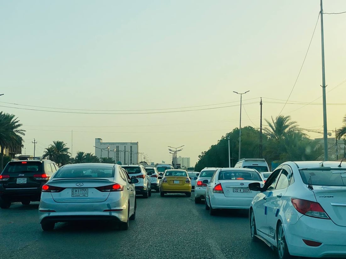 صور من شوارع النجف.. الزوار يواصلون التدفق مع بدء كلمة الصدر