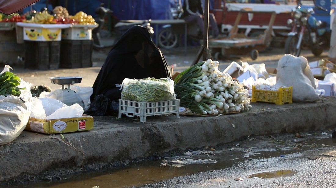 صور: بائعات الخضار في “تحدّي” الديوانية.. سيدات مكافحات وماهرات بكسب الزبائن
