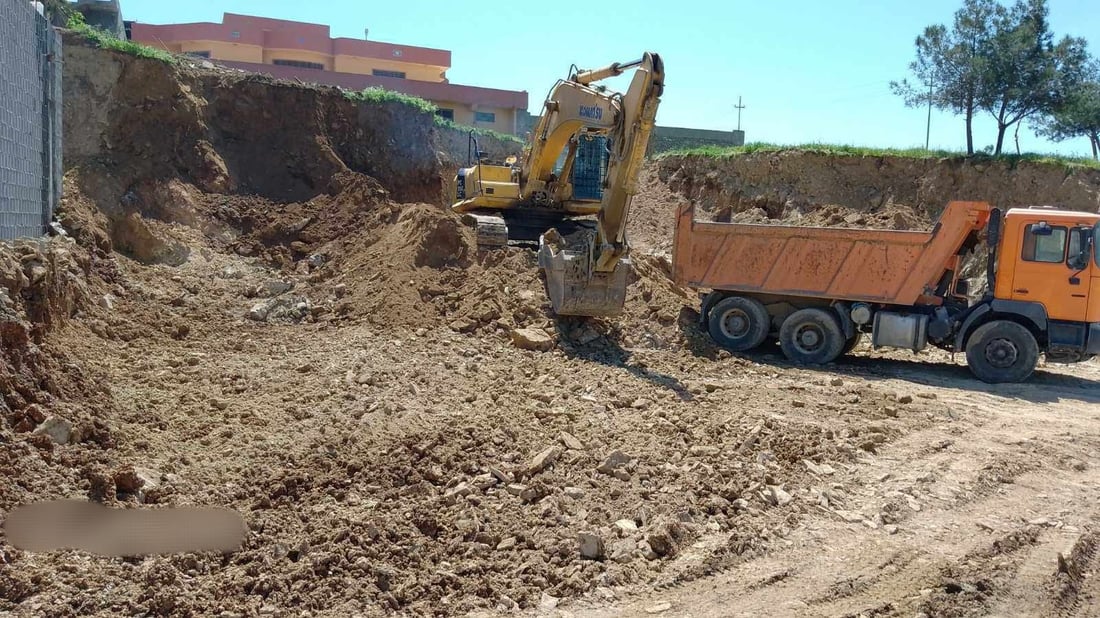 سێ کەس لەسەر بردنی خۆڵی گوندێک دەستگیر کران