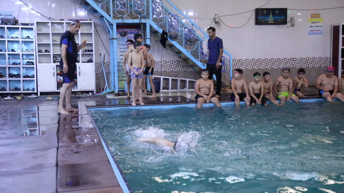 صور: 50 من أطفال الديوانية يحتفلون بإتقانهم السباحة.. “دولفين وكرول” وحركات أخرى