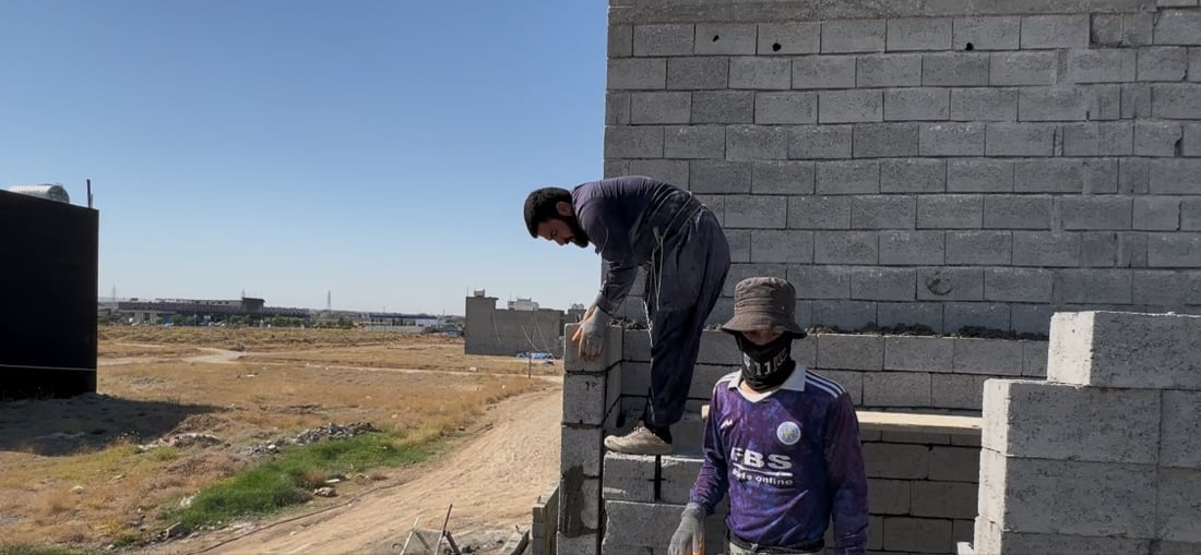 گەرماکە بەتینتر دەبێ و بلۆکە قورسەکان کرێکاری زەحمەتتر دەکەن
