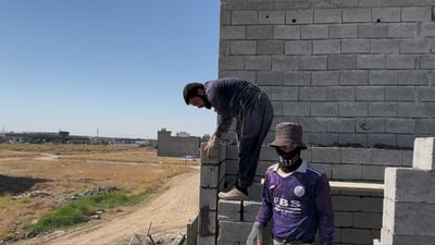 گەرماکە بەتینتر دەبێ و بلۆکە قورسەکان کرێکاری زەحمەتتر دەکەن