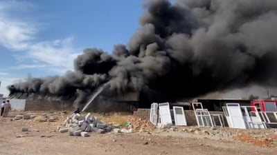 نجم عن شرارة “كوسرة”.. حريق كبير التهم مصنع “PVC” في عقرة (فيديو)