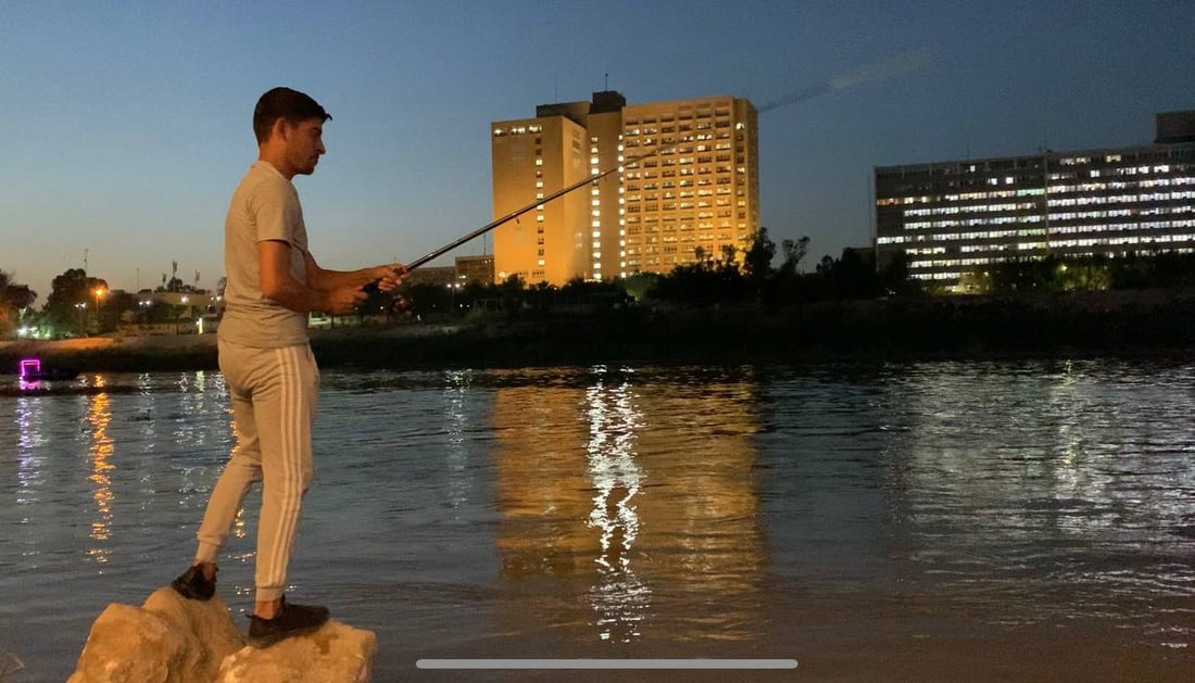 فيديو من الليل تحت جسر باب المعظم.. صيّاد حائر: سمك دجلة يهرب من “ديجيات” القوارب