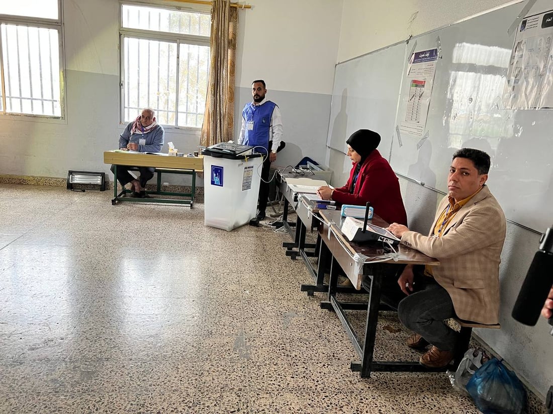 صور الاقتراع العام.. شوارع “عنة” خالية إلا من دعايات المرشحين