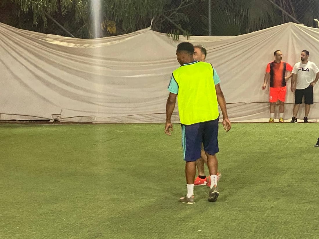 المدرب “كاساس” في زيارة مفاجئة إلى ملعب الشيخ عارف البصري.. وجمهور الكرادة يرحب