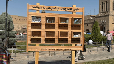 تابلۆیەکی رێنمایی لە پارکی شار دانراوە دەریدەخات ئەو مادانەی فڕێی دەدەی چی کارەساتێکە