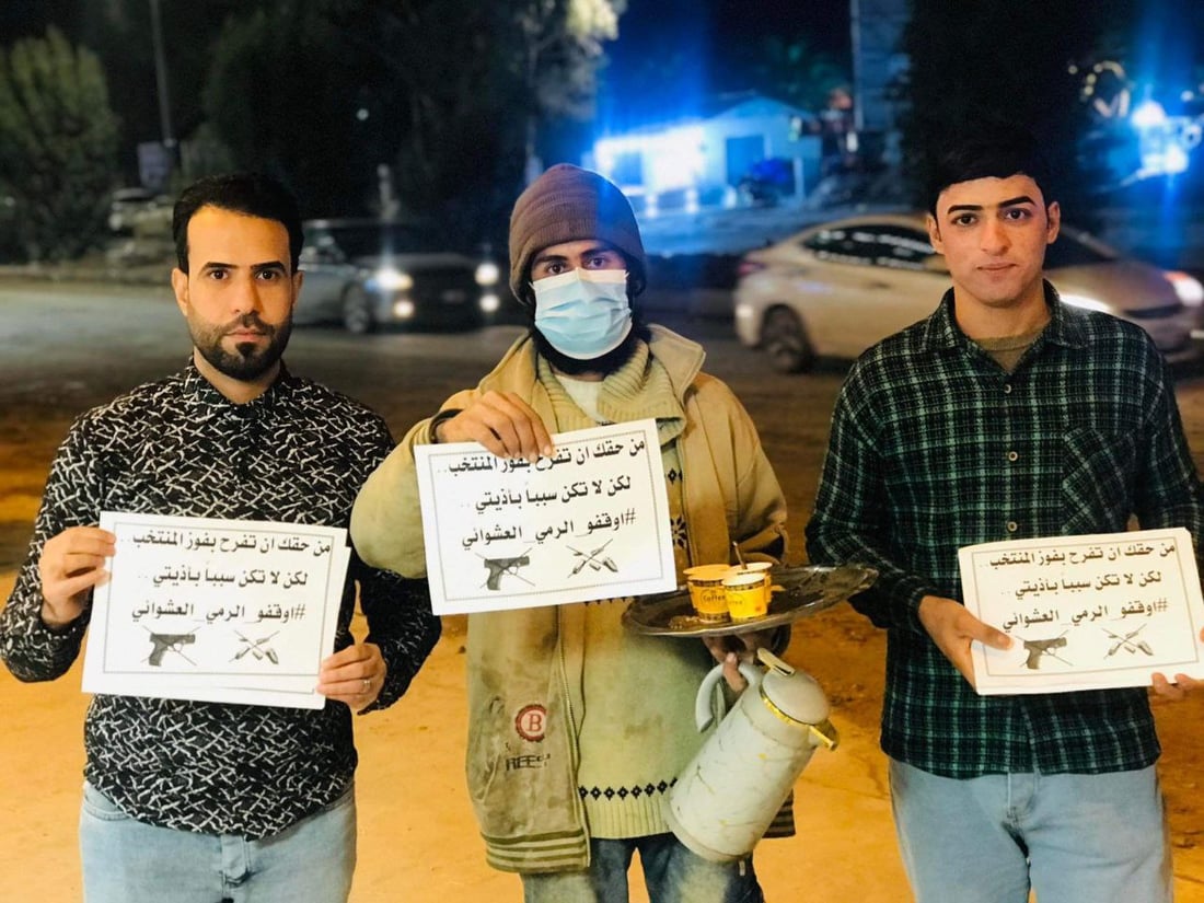 صور: شباب الحلّة ينتشرون في الأسواق للتحذير من إطلاق النار احتفالاً بالفوز