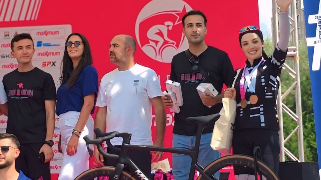 فتاة من الناصرية تخطف الأنظار في أنقرة.. فاطمة يوسف تتوج ببرونز سباق الدراجات