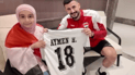 أيمن حسين يهدي قميصه إلى طفلة قادمة من أستراليا لتشجيع المنتخب