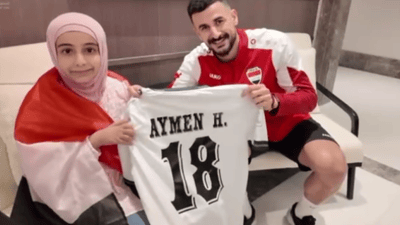 أيمن حسين يهدي قميصه إلى طفلة قادمة من أستراليا لتشجيع المنتخب