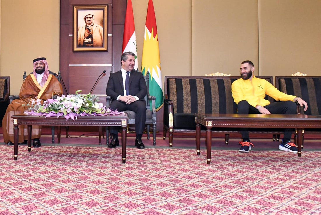 بنزيما بابتسامة عريضة في ضيافة مسرور بارزاني قبيل موقعة الجوية.. صور من أربيل