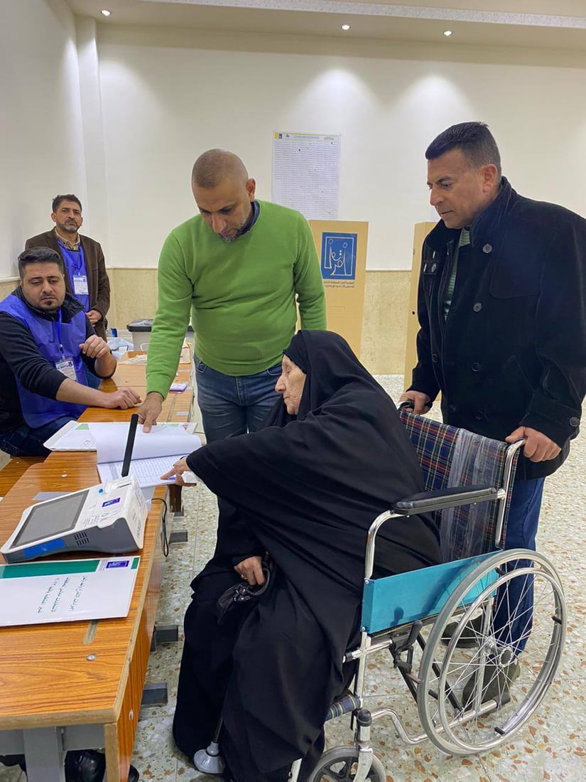 طفلة جربت الحبر البنفسجي.. صور من الاقتراع العام في الرمادي