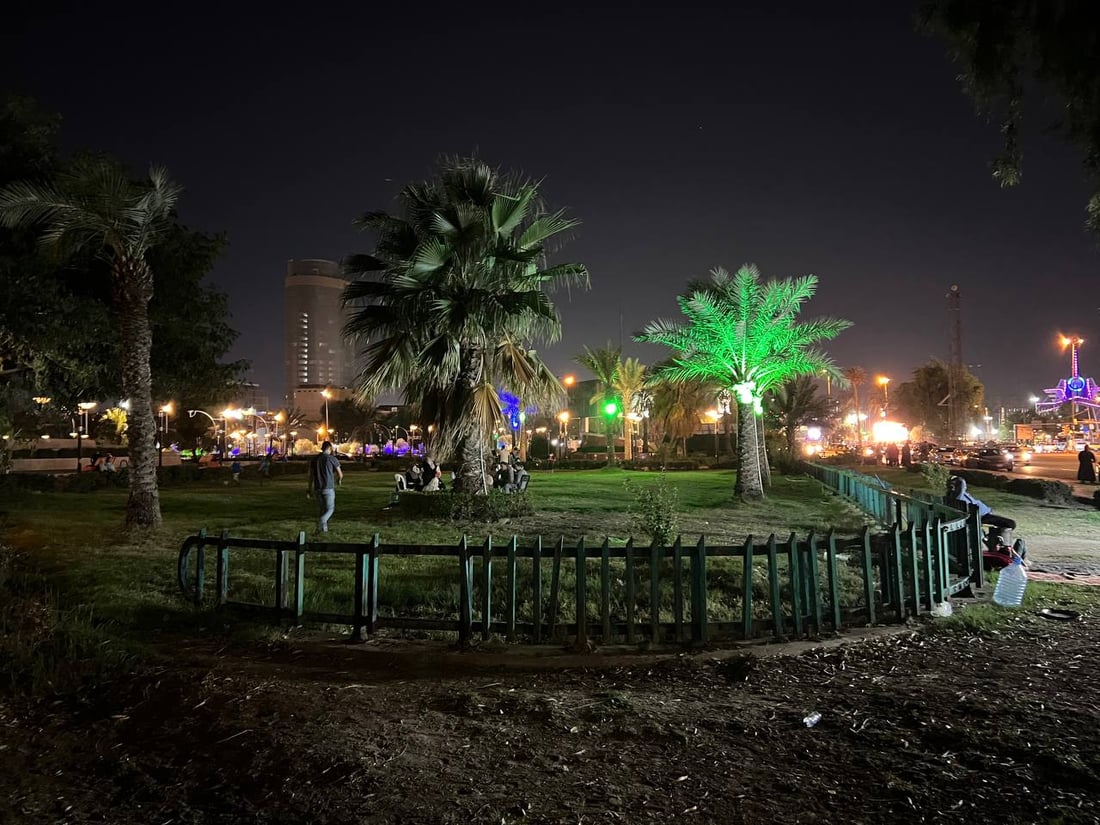 سهرة هادئة في قلب بغداد.. صور ليلية من حديقة “إنقاذ الثقافة العراقية”