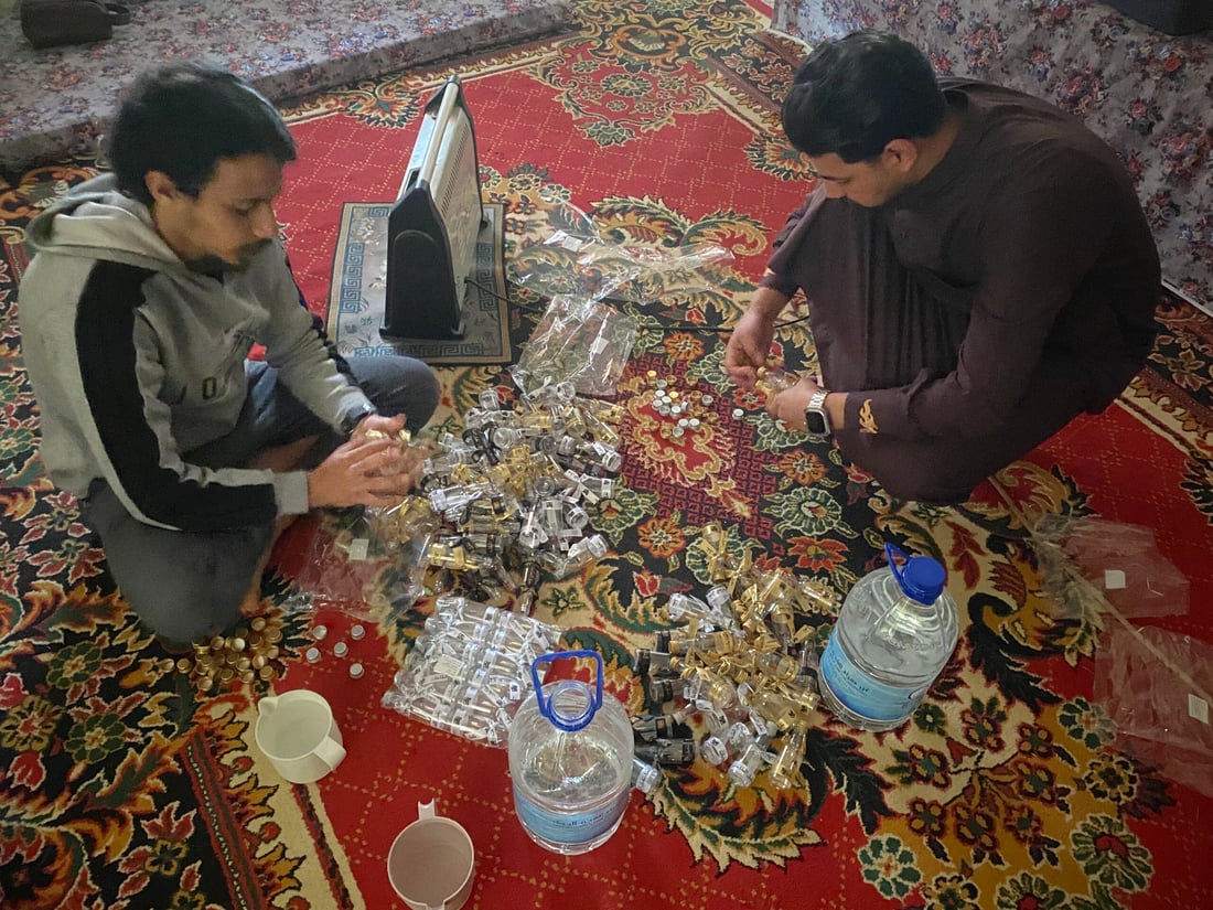 أهل حديثة وجنودها أفطروا بماء زمزم وتمر المدينة المنورة (صور)