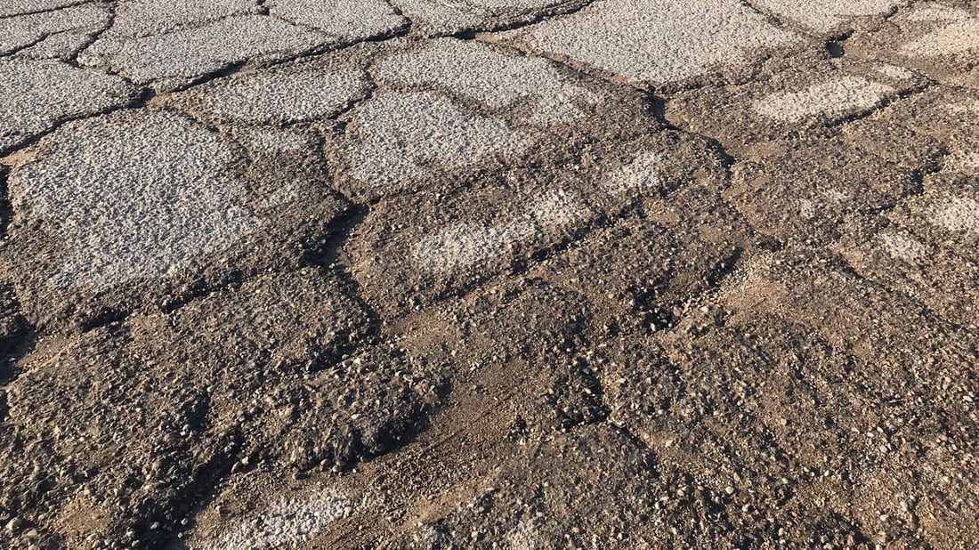 “الطسات” تملأ مجسر السفارات إلى العامرية.. بلا تأهيل منذ عقود ووعد من الأمانة (صور)