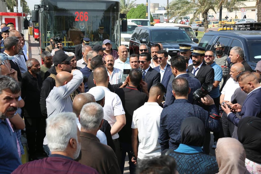 صور: وزير النقل مع الباصات الحمراء في مدينة الصدر.. انتظروا خطاً جديداً إلى الجامعة