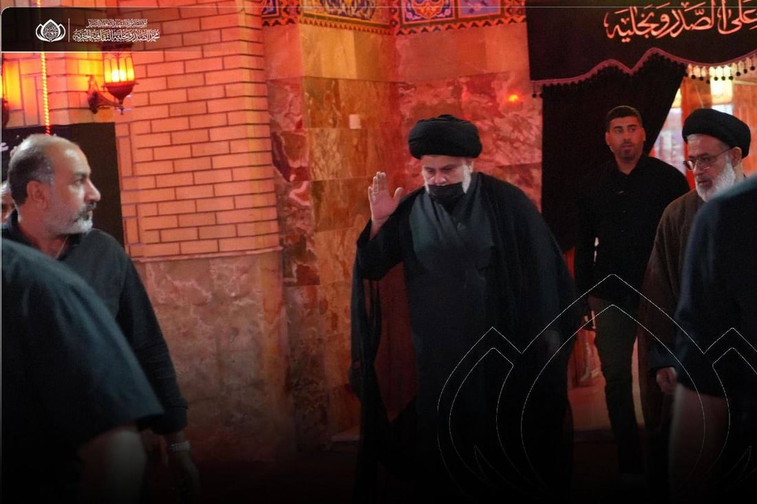 الصدر يدعو ويصلي في مرقد والده ليلة العاشر من محرم (فيديو + صور)