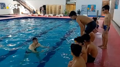 فيديو من شرق القناة: تعالوا نتعلم السباحة يا أطفال في هذا الحر اللاهب