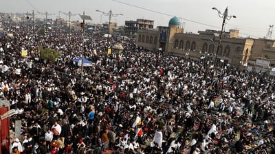 صور: بدء صلاة الجمعة الموحدة في مدينة الصدر بإمامة حسين المحمداوي