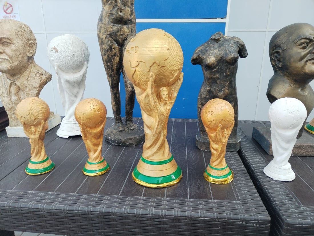 كأس العالم في أبو غريب.. نحات يجسد شغف العراقيين بالمونديال