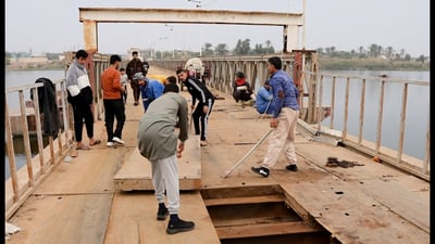 جسر فوق الفرات أرعب أهالي الهوير.. متطوعو البصرة أصلحوا الفجوات الحديدية