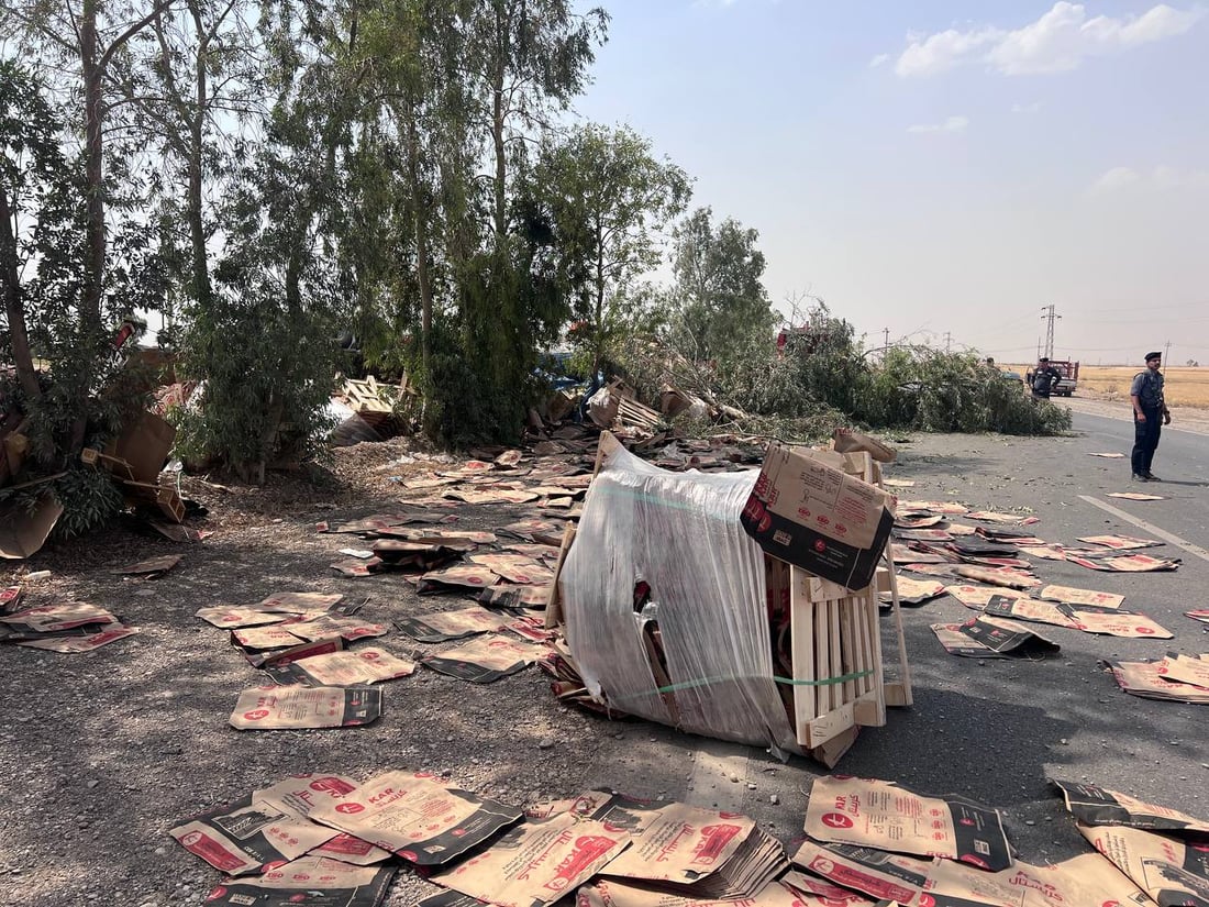 صور من كركوك.. انفجار إطار يتسبب بانقلاب شاحنة على طريق داقوق