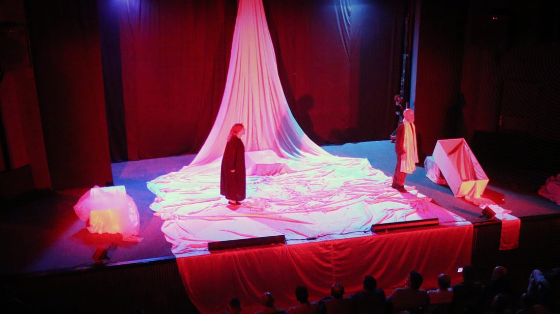 المسرح العراقي يتوّج عربياً.. “كفن وقماط” الأفضل بمهرجان الماغوط في سوريا