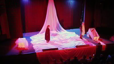 المسرح العراقي يتوّج عربياً.. “كفن وقماط” الأفضل بمهرجان الماغوط في سوريا