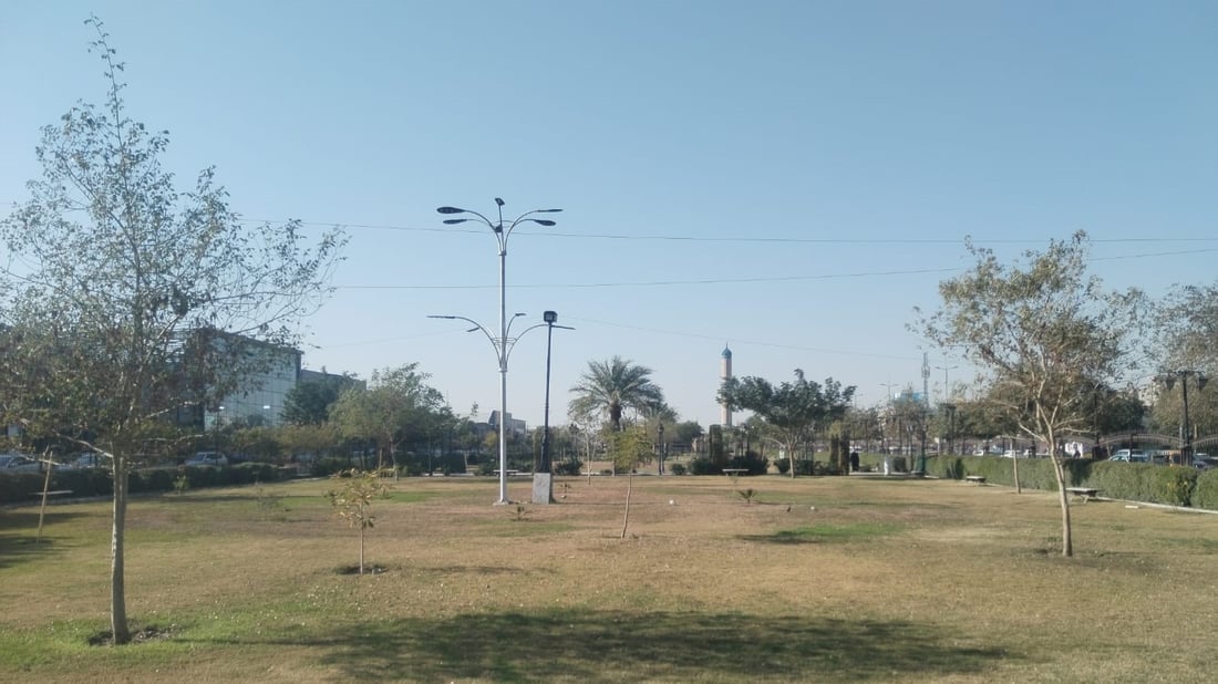 صور: تعليق عبارة “محمية بموجب القانون” على أشجار بغداد في السيدية والبياع