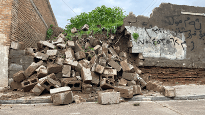 باران دیواری چەند گەڕەکێکی کۆنی هەولێری رووخاندوە