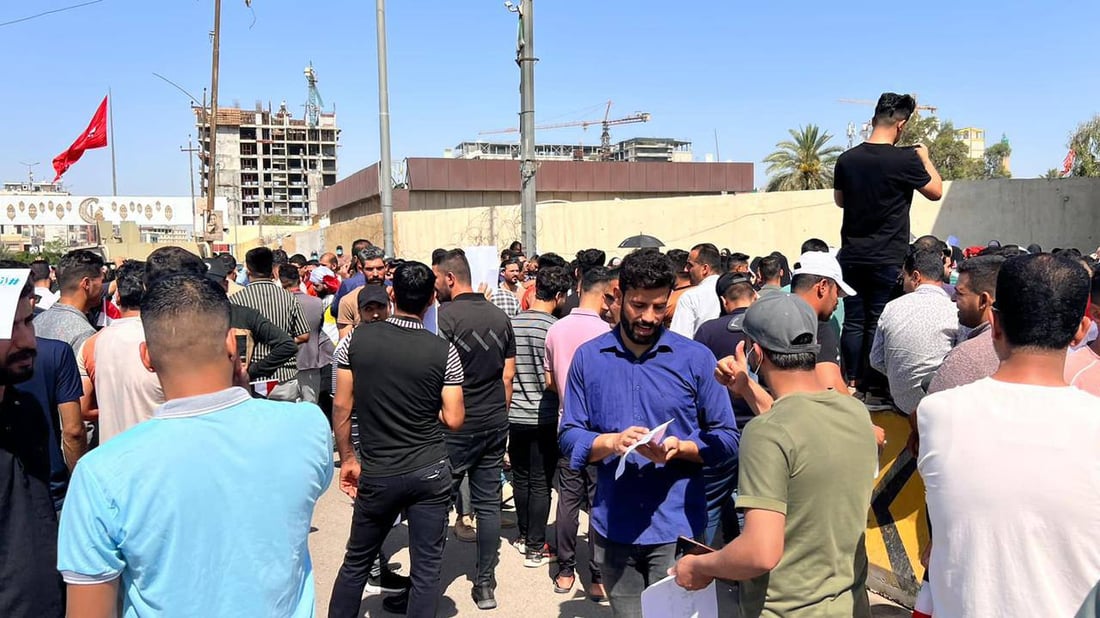 صور: خريجو التربية أمام مبنى محافظة كربلاء منذ الصباح.. “وظِّفونا”