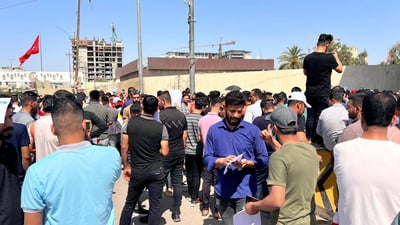 صور: خريجو التربية أمام مبنى محافظة كربلاء منذ الصباح.. “وظِّفونا”
