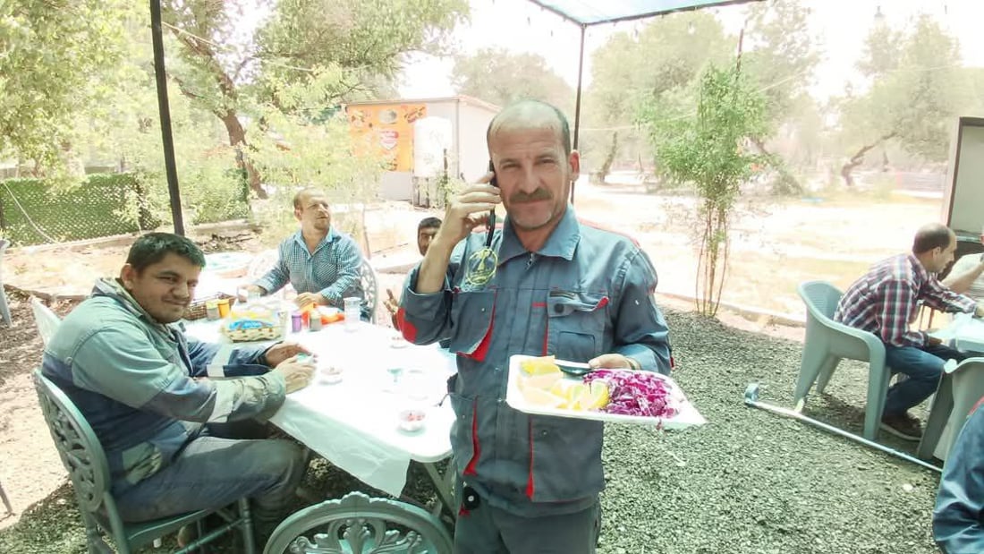 صور: ناشطة كركوكية تجمع 50 عاملاً من بلدية آلتون كوبري وتحتفل بعيدهم على نهر الزاب