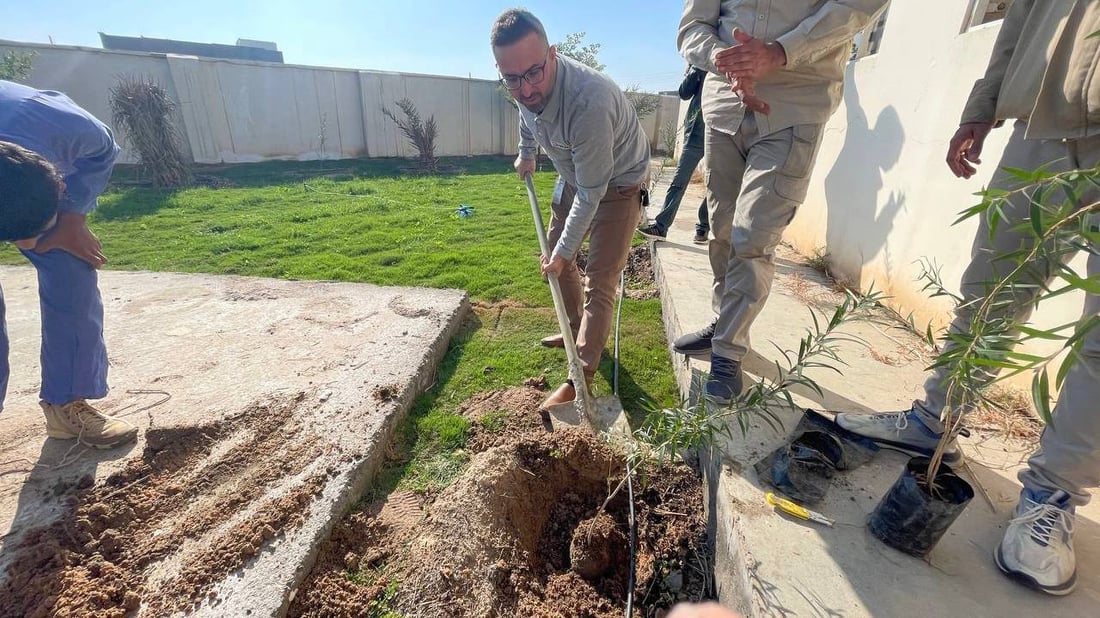 الأطفال سعداء.. عملاق النفط الروسي يزرع مدارس الهوير بالثيل والأشجار (صور)