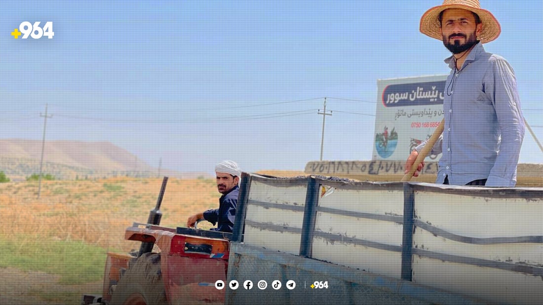 بە عارەبانەیەک قیر سێ کیلۆمەتر چاڵ و چۆڵی رێگەی گوندەکەیان پڕکردەوە