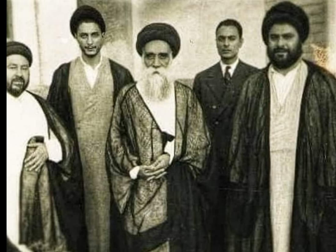 صورة من المؤرخ العراقي فائز الخفاجي، تُظهر الصدر متوسطاً عدداً من أفراد عائلته بينهم موسى الصدر في شبابه.