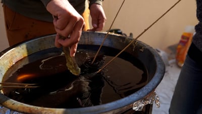 شمع عراقي مقدس من شهد العسل وصلاة أثناء مراحل الصناعة!