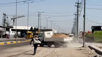 فيديو: بلدية البصرة تطارد “لوريات” الرمل في الحيانية