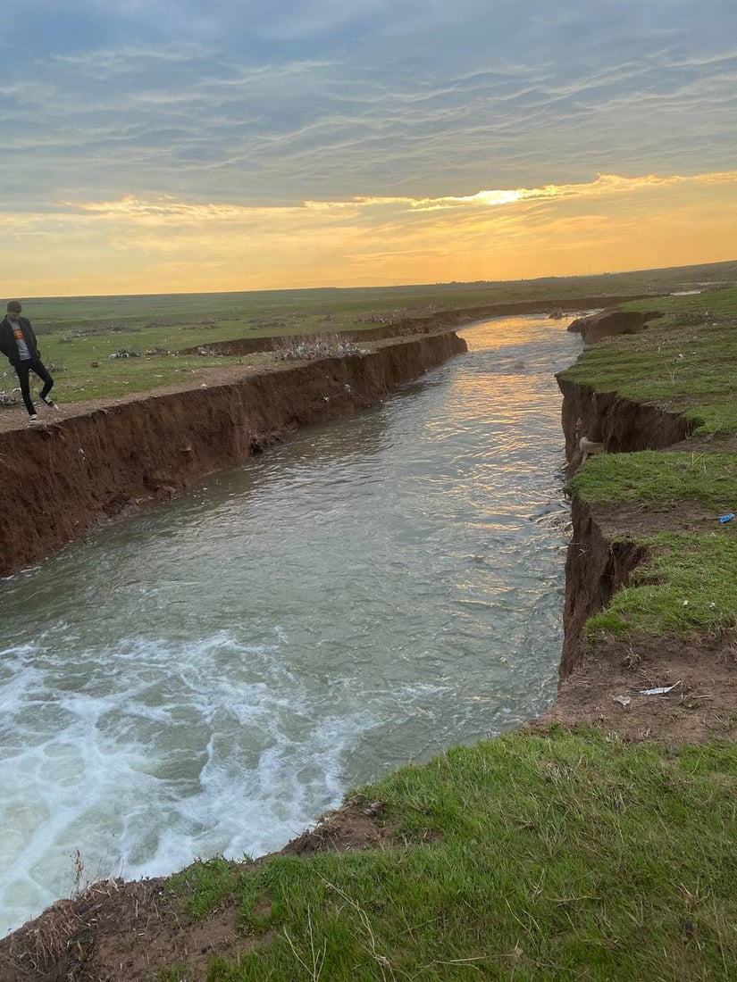 السيول الغزيرة شقّت نهراً وكشفت القبور القديمة شمالي دهوك (فيديو)