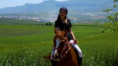 فيديو: السليمانية تتيح للسواح رحلات على ظهور الخيل.. والفتيات في المقدمة