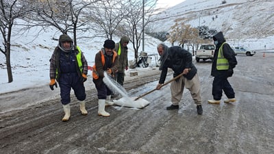 گۆیژە و ئەزمەڕ بەستوویەتی و کارمەندانی شارەوانی لەوێن