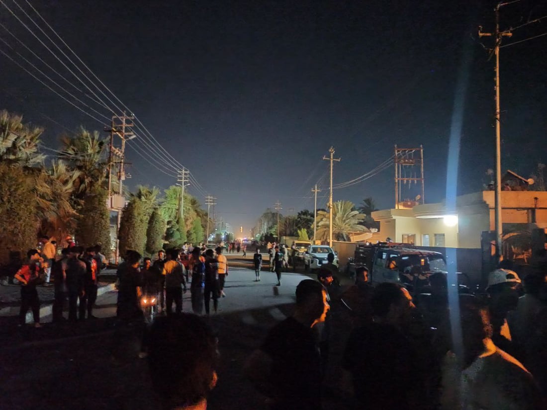 صور: أهالي غماس يحاصرون دائرة الكهرباء.. تظاهرة غاضبة احتجاجاً على الانقطاعات