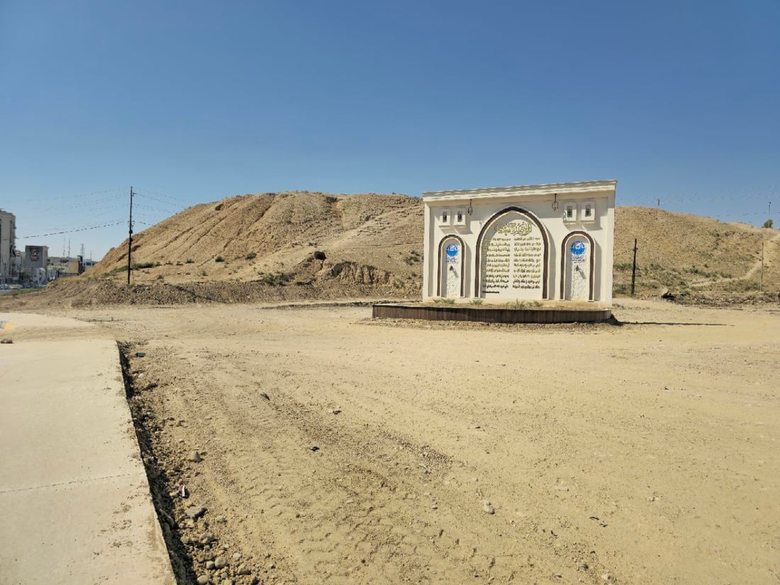 صور: “جدارية صدام” في الموصل استقرت أخيراً.. قصيدة الصراف حسمتها