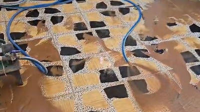 ئاوی خواردنەوەی گەڕەکێکی کفری قوڕاو دەھێنێت