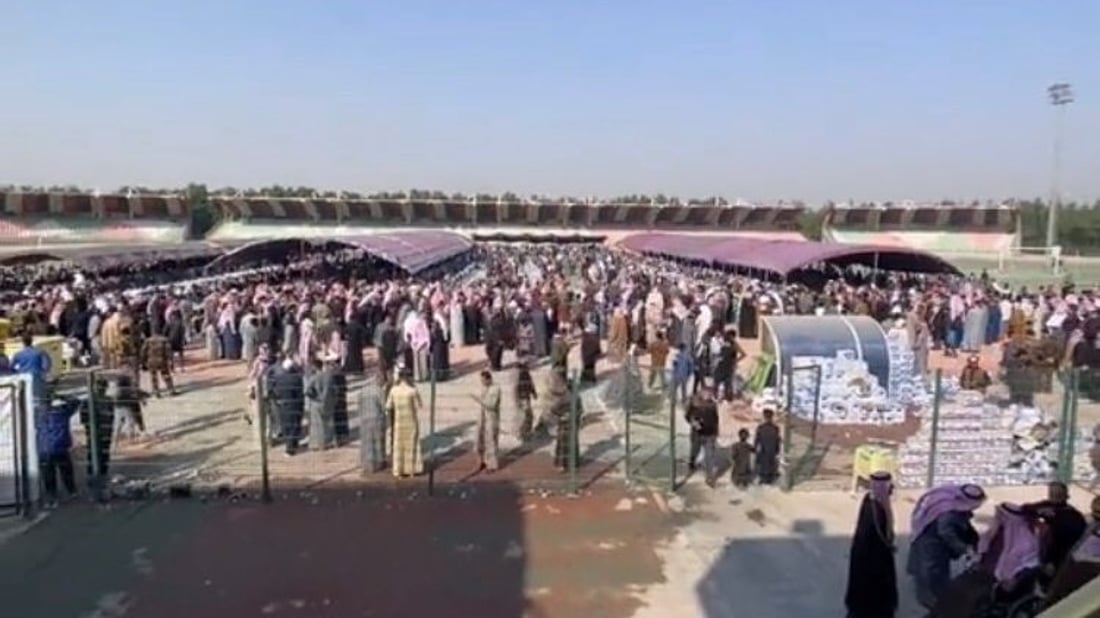 غضب في الزبير بعد زفاف أحد شيوخ السعدون في ملعب المدينة (صور)