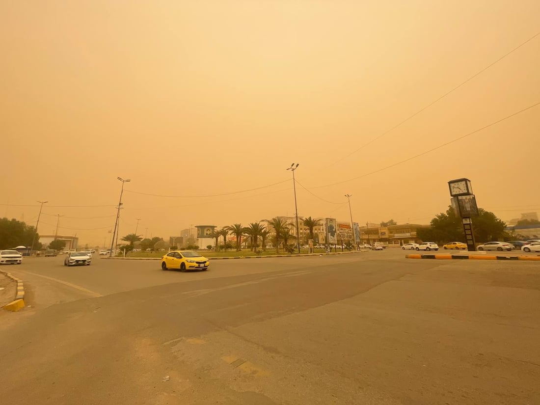 صور: عاصفة ترابية تحول سماء النجف إلى اللون الأحمر